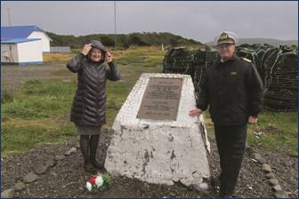 Isla Lenox con Gobernador Maritimo Patricio Espinoza Sapunar