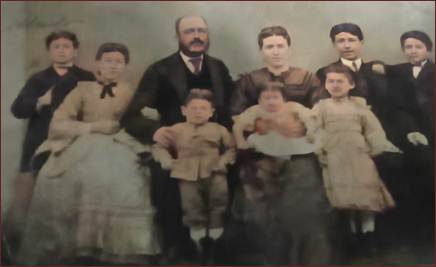 Descripción: Punta Arenas,oko 1910 konzul Jose Pasinovich sa suprugom Marijom i djecom.jpg