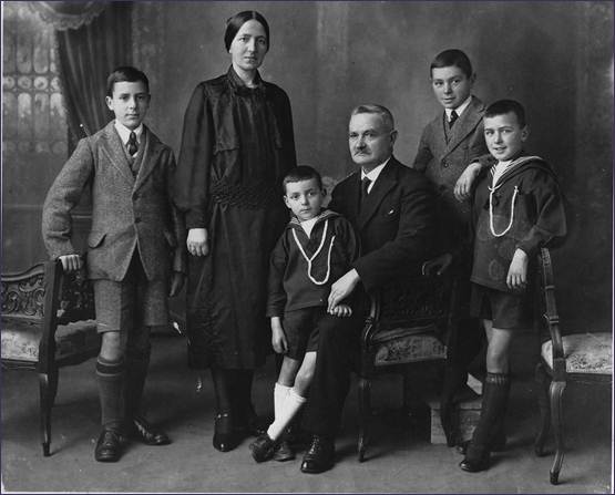 Descripcin: Jose i Francisca 1927 s Vladimir, Francisca, Rocardo, Jose, Eugenio i Nilo.jpg