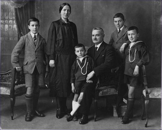 Descripción: Jose i Francisca 1927 s Vladimir, Francisca, Rocardo, Jose, Eugenio i Nilo.jpg