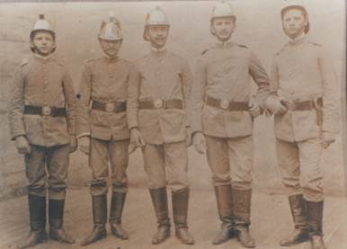 Descripcin: Opis: Osnivači ''Bomba Pascual Baburizza'' 1892. u Antofagasti.bmp