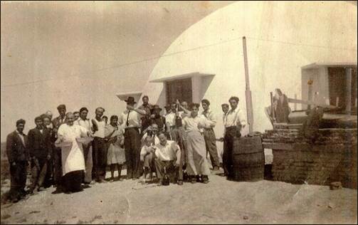 Descripción: Sjedi Marjan Nekic kraj kceri Stefice od 4 god. Straga najvisi Drago Glavicic, personal kuhinje..jpg