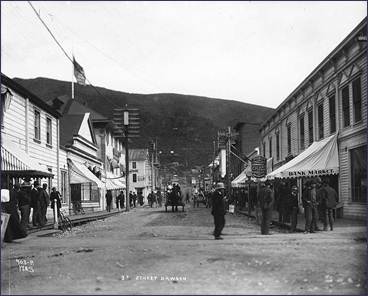 Descripción: 3rd_St,_Dawson,_Yukon_Territory,_ca_1899_(HEGG_88).jpeg